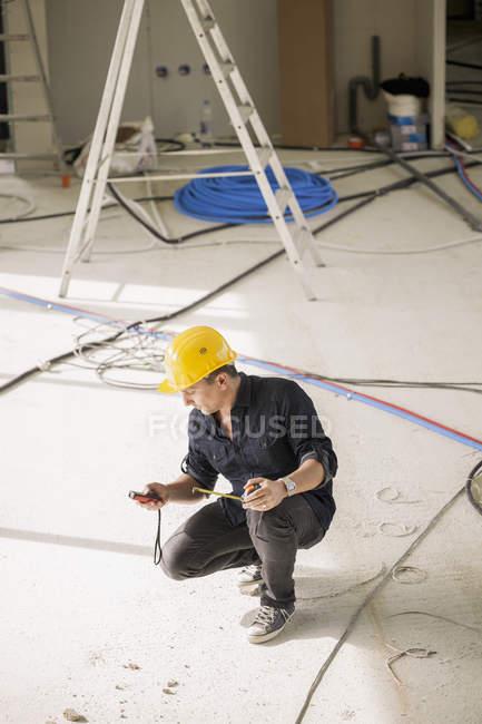 Ingeniero masculino en el casco que trabaja en el sitio - foto de stock