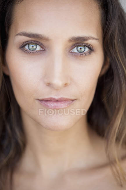 Портрет привлекательной серьезной женщины с зелеными глазами — стоковое фото