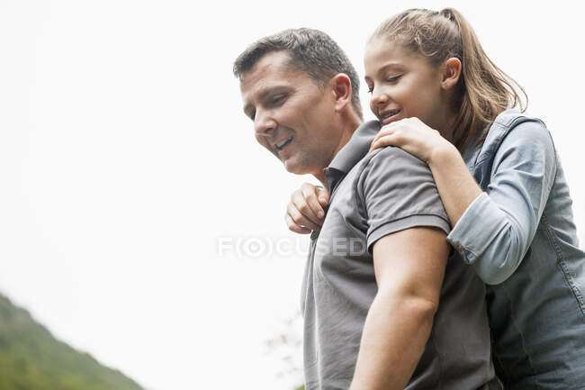 Padre e hija disfrutando en un parque - foto de stock
