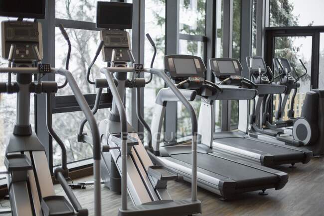 Machines d'entraînement dans une salle de gym, Crans-Montana, Alpes suisses, Suisse — Photo de stock