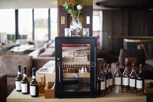 Bottiglie di vino e sigari in area bar di un salone, Crans-Montana, Alpi svizzere, Svizzera — Foto stock