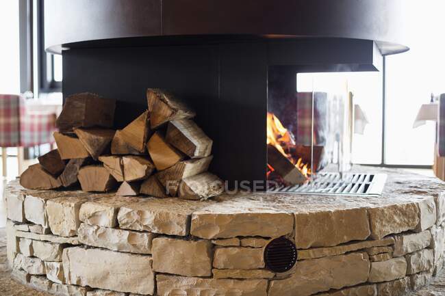 Gros plan d'un poêle dans un restaurant, Crans-Montana, Alpes suisses, Suisse — Photo de stock