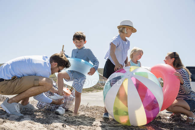 Родина розважається на сонячному літньому пляжі — стокове фото