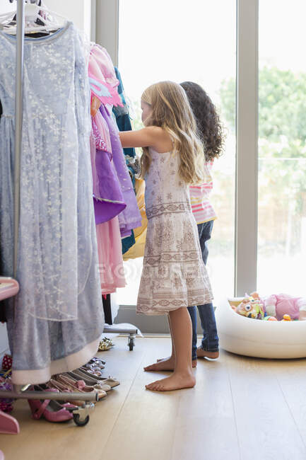 Дві маленькі дівчата купують в магазині одягу — стокове фото