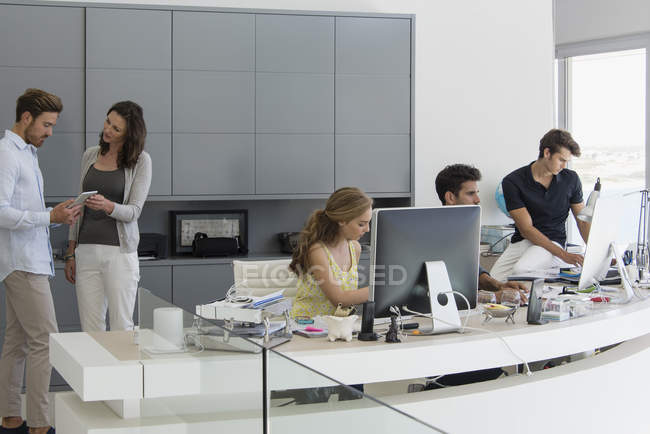 Geschäftskollegen arbeiten gemeinsam im Büro — Stockfoto