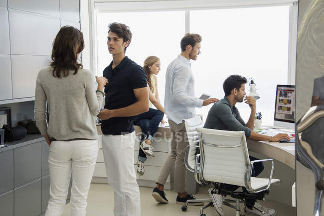 Geschäftskollegen arbeiten gemeinsam im Büro — Stockfoto
