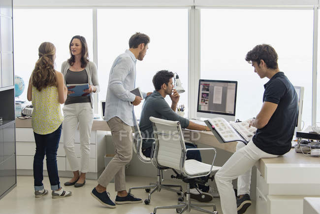 Compañeros de negocios trabajando juntos en la oficina - foto de stock