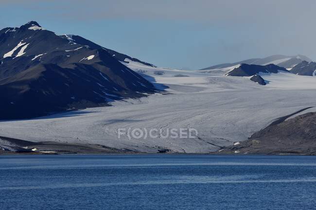 Artico, Spitsberg, sulla riva occidentale del fiordo di Trygghamna — Foto stock