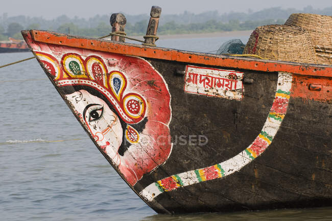 India, Bengala Occidental, Pintura en la proa de un barco pesquero - foto de stock