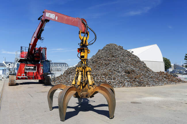 France, Normandie, Granville. Le port. Déchets de fer provenant des déchets ménagers en attente de recyclage en Russie ou en Chine. — Photo de stock