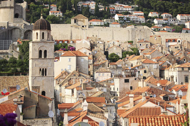 Croacia, Dubrovnik, Campanario del monasterio franciscano de Dubrovnik — Stock Photo
