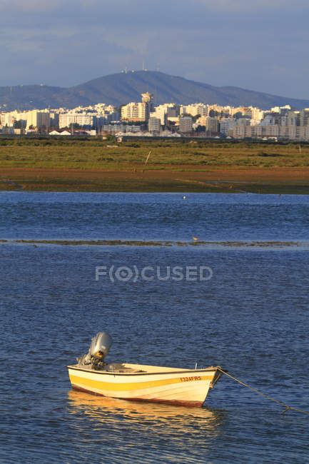 Barco na superfície da água do rio, Portugal, Algarve. Faro. Ria Formosa — Fotografia de Stock