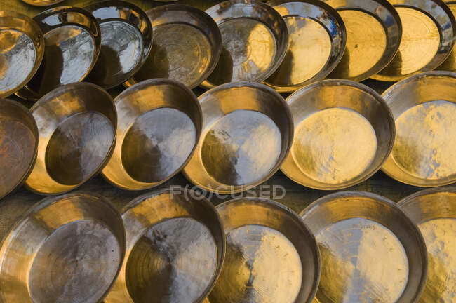 India, Orissa, near Sambalpur, market, plates — Stock Photo