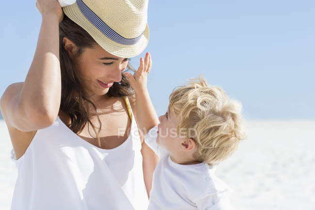 Хлопчик грає з матір'ю на пляжі — стокове фото