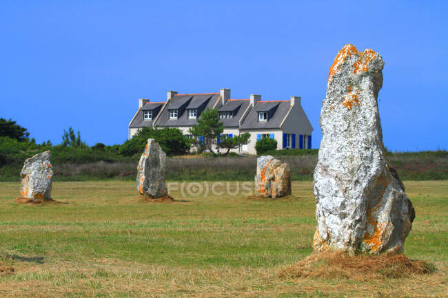 France, Bretagne, péninsule de Crozon. Camaret sur Mer. Ligne de pierres debout (Lagatjar). — Photo de stock