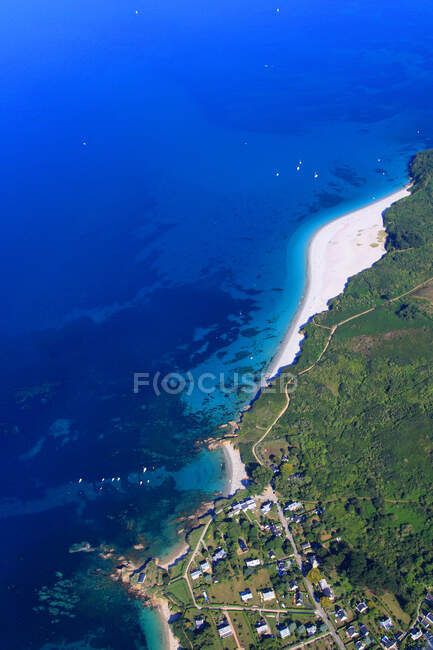 Francia, Bretaña, Morbihan. Isla Groix. Les Grands Sables, una de las raras playas convexas de Europa . - foto de stock