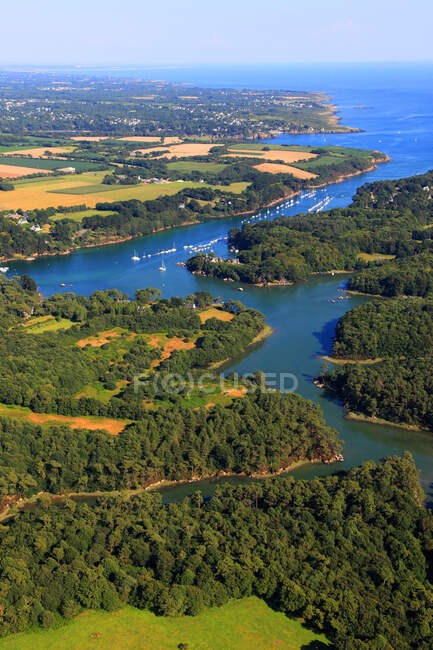 Francia, Bretaña, Morbihan. Vista aérea. El río Aven. - foto de stock