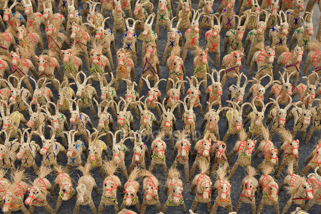 India, Orissa, Puri, pequeños animales de paja - foto de stock