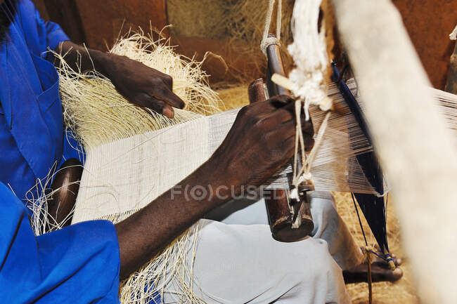Africa, Mali, art and craft, S?gou, spinning thread for Bogolan cloth, workshop at the Espace Bajidala, Centre for Contemporary Art, hand-crafted spinning — Stock Photo