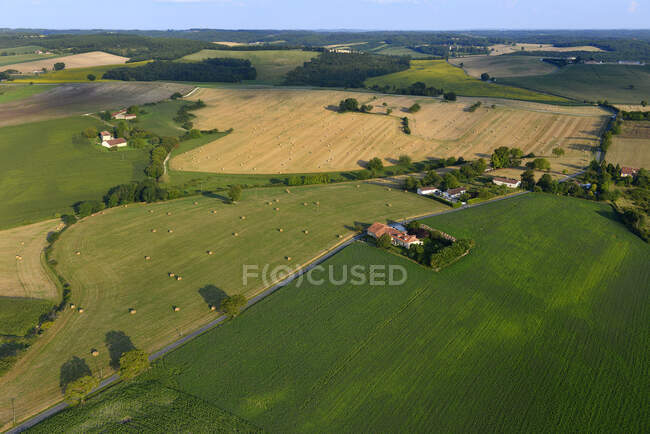 Francia, Dordogna, e vista aerea generale dei campi e pagliaio — Foto stock