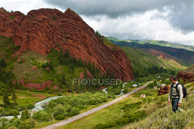 Ásia Central, Quirguistão, Província de Issyk Kul (Ysyk-K? l), Lago Issyk Kul, Jeti? gh? z, os sete penhascos de arenito vermelho — Fotografia de Stock
