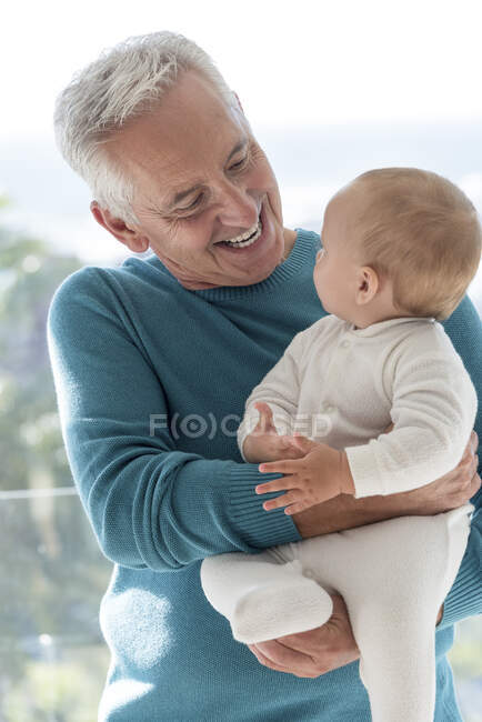 Щасливий дідусь з онучкою — стокове фото
