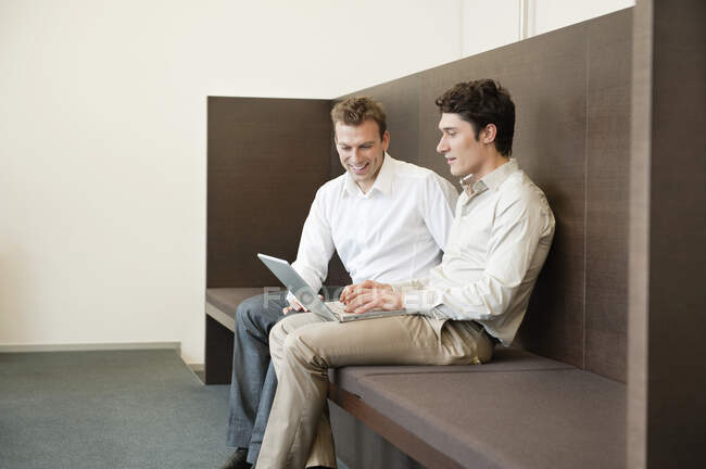 Zwei Geschäftsleute arbeiten in einem Büro — Stockfoto
