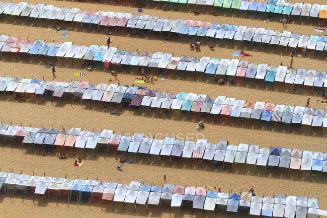 Portugal, Nazare. Praia de Nazare e suas barracas de praia . — Fotografia de Stock