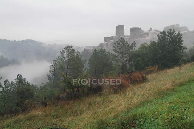 França, Ardeche, Montreal, a aldeia eo castelo na névoa, paisagem na névoa
, — Fotografia de Stock