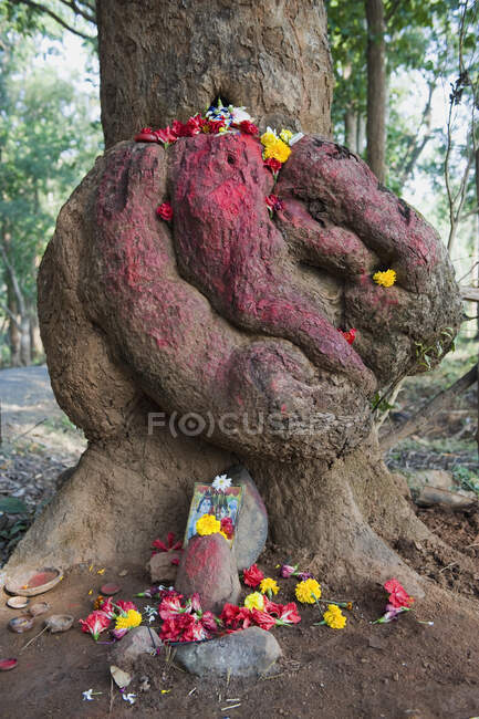 India, Orissa, distrito de Koraput, árbol, pequeño altar dedicado a Shiva - foto de stock