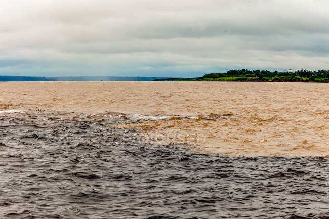 América del Sur, Amazonas, reunión de las aguas del Río Negro y el Río Solimoes cerca de Manaus - foto de stock
