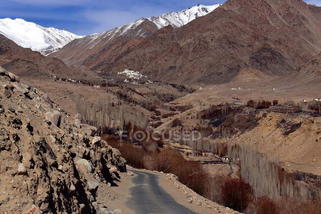 Indien, Ladakh, indischer Bundesstaat Jammu und Kaschmir, Berglandschaft zwischen Yangtang und Leh. Im Hintergrund: Kloster auf einem felsigen Gipfel — Stockfoto