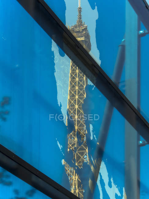 Eiffel Tower from colored glass wall of Quai Branly Museum — Stock Photo