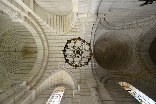 Francia, Dordoña, techo de la iglesia de Bourdeilles - foto de stock