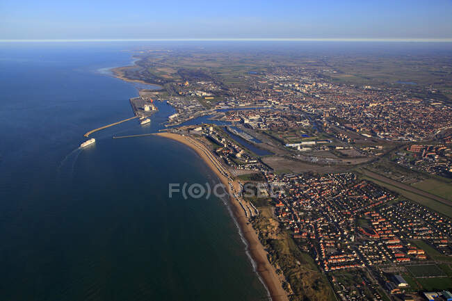 Francia, Francia settentrionale, Pas-de-Calais, Calais. Al porto. Il villaggio di Bleriot-Plage in primo piano. — Foto stock