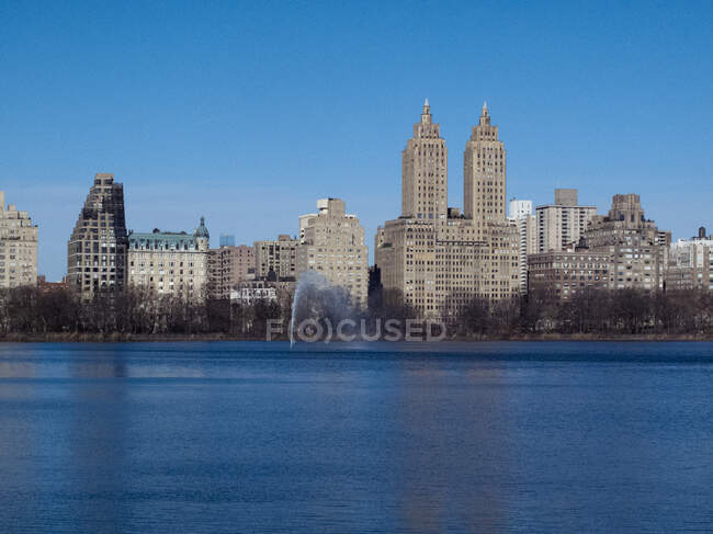 United States, New-York City , view of Central Park West, Jacqueline Kennedy Onassis Reservoir in foreground — Stock Photo