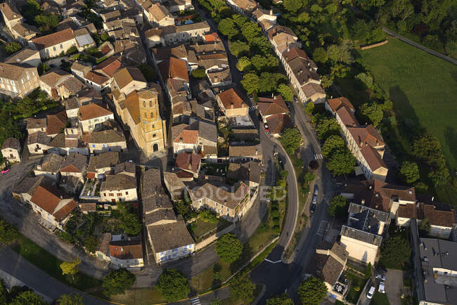 Francia, Lot, veduta aerea di Montcuq e della sua chiesa — Foto stock