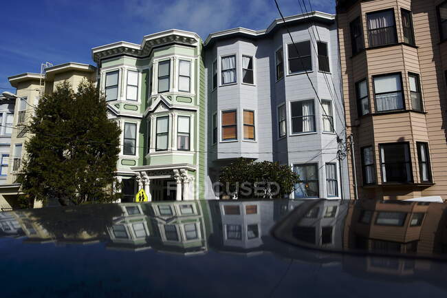 États-Unis, San Francisco, belles maisons de style victorien sur Ashbury Street, Haight-Ashbury — Photo de stock