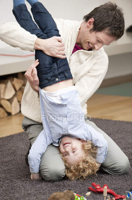 Homme jouant avec son fils — Photo de stock