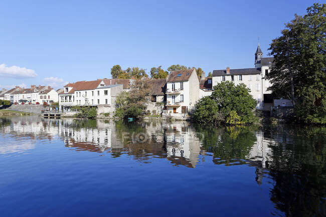 France, Seine et Marne. Nemours. Au centre ville. La rivière Loing au premier plan. — Photo de stock