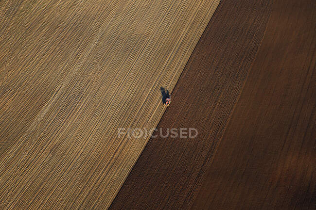 Francia, Norhern Francia, Pas-de-Calais. Vista aérea de un vehículo agrícola en un campo - foto de stock