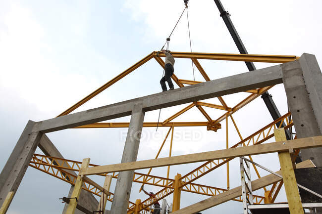 France, Immeuble, Sécurité de manutention avec une grue, Construction d'un cadre en acier — Photo de stock