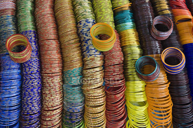 India, Orissa, distrito de Koraput, pulseras para la venta en el mercado - foto de stock