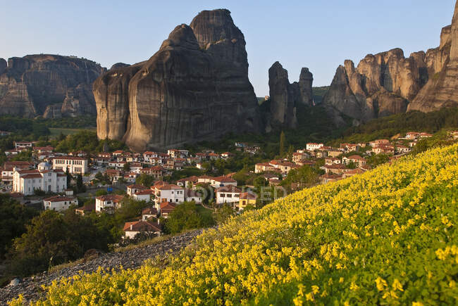 Europe, Grece, Plain of Thessaly, Valley of Penee, World Heritage of UNESCO since 1988, Orthodox Christian monasteries of Meteora perched atop impressive gray rock masses sculpted by erosion, Kastraki village — Stock Photo