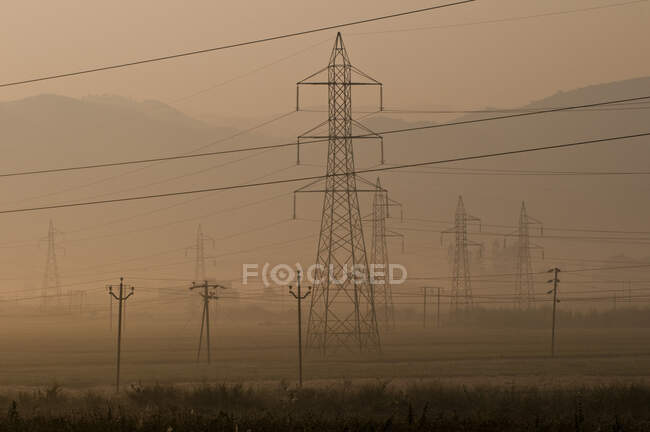 India, Orissa, Koraput district, near Jaypur, high-voltage line — Stock Photo
