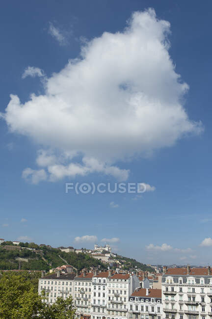 France. Lyon. Facades of buildings quay Fulchiron and the hill of Fourviere — Stock Photo