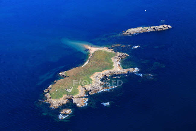 Vista aérea de la pequeña isla, península de Quiberon, Francia occidental, Francia - foto de stock