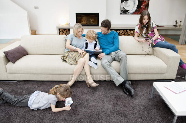 Família numa sala de estar — Fotografia de Stock