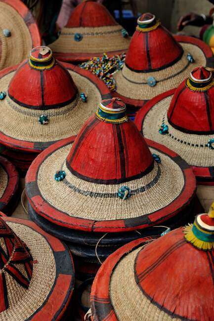 África, Malí, Djenne, escena del mercado, muy animado cada lunes, sombreros Peuhl usados por los pastores y otros pastores - foto de stock