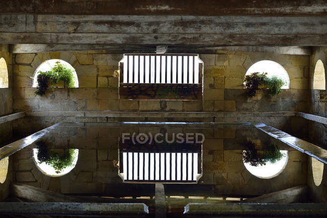 França, Bourg sur Gironde, casa de banho medieval e seu reflexo na piscina — Fotografia de Stock